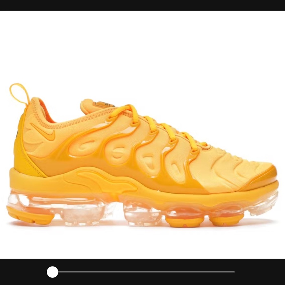 Orang Nike Vapor Max. A couple of scuffs but can be removed.